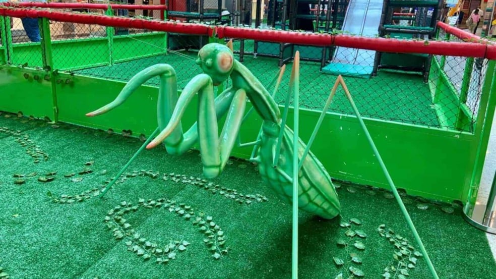 Escultura de Louva-Deus gigante