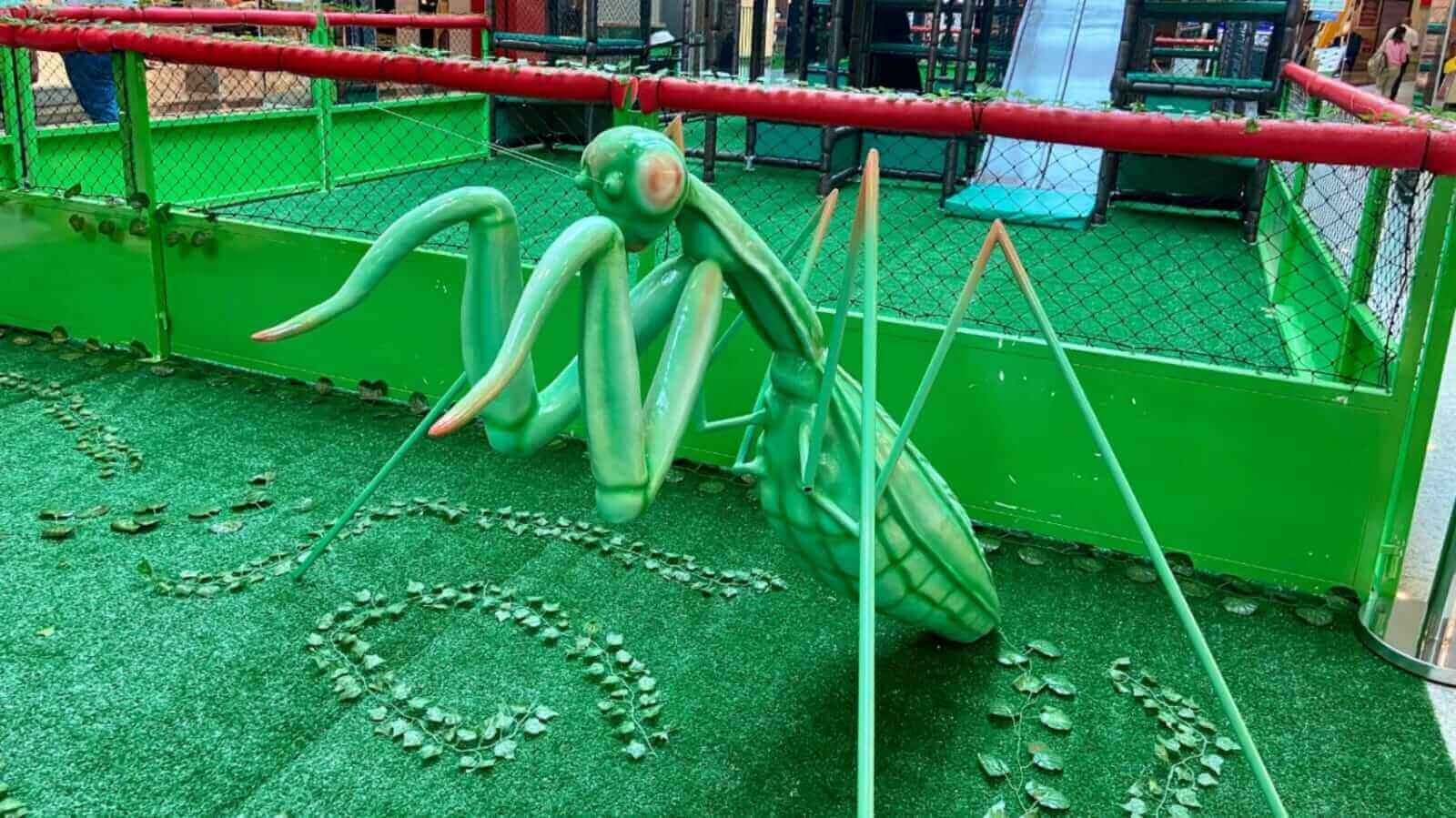 Escultura de Louva-Deus gigante