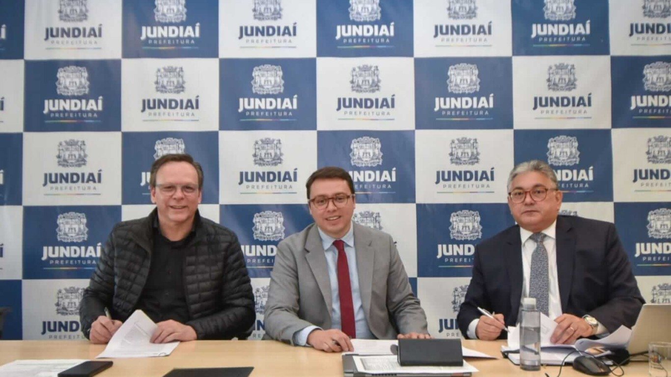 José Antonio Parimoschi com Jaime Fajardo, Executivo Principal da Gerência de Desenvolvimento Urbana, e por José Rafael Neto, Executivo Sênior da Representação da CAF no Brasil