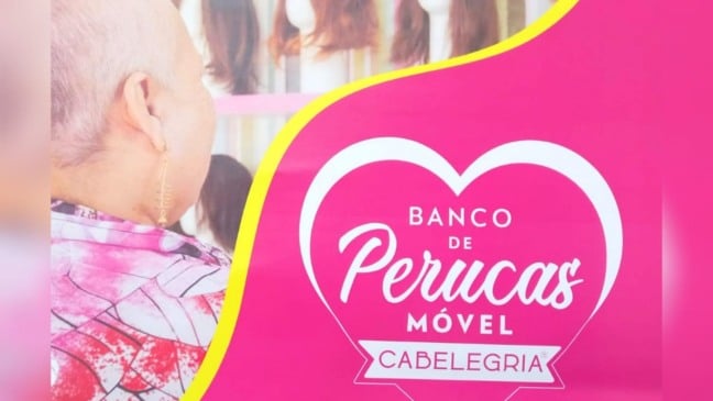 Idosa em frente a perucas