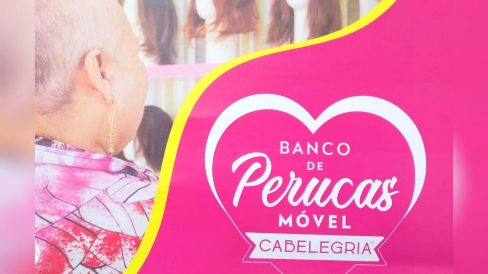 Idosa em frente a perucas