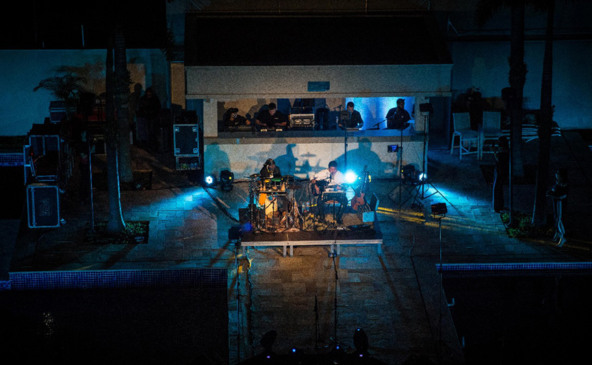 Palco de show foi montado em um condomínio na Vila Arens. (Foto: Raony Correa)