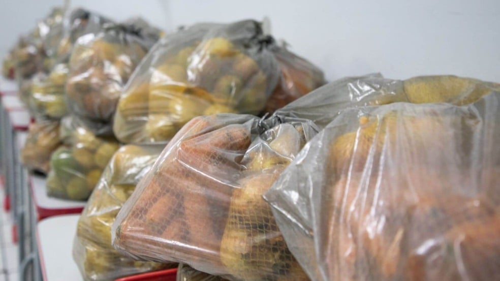 Sacolas com alimentos saudáveis