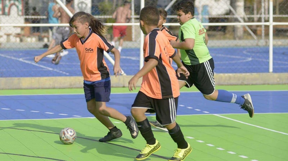 Crianças jogando futebol