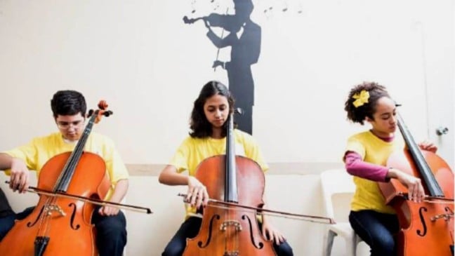 Crianças tocando instrumentos musicais
