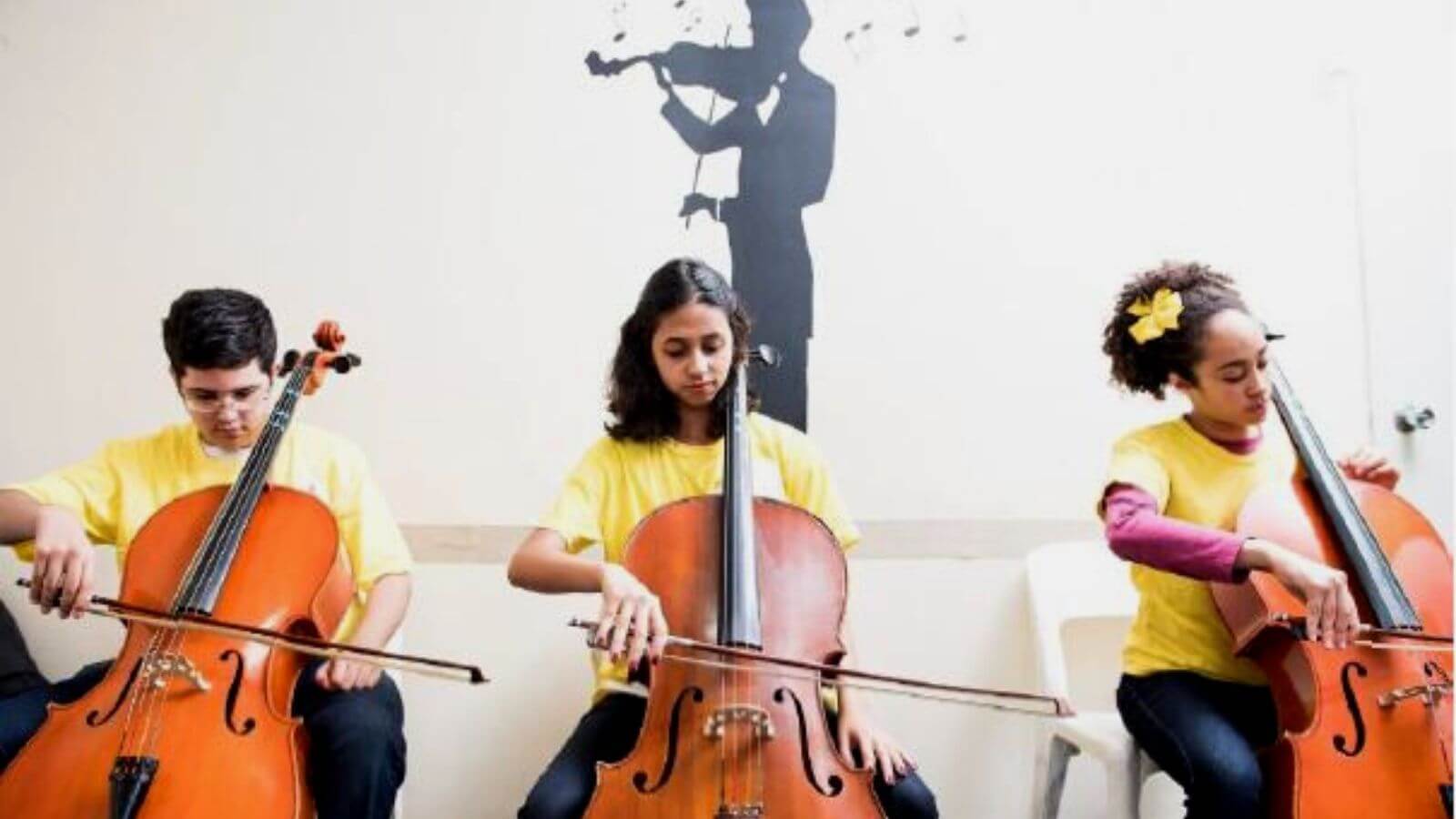 Crianças tocando instrumentos musicais