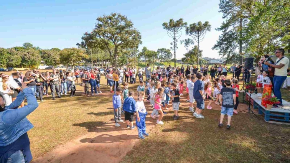 Durante a apresentação de repertório variado, pais e filhos cantaram e dançaram; em seguida vieram as brincadeiras (Foto: Prefeitura de Jundiaí)