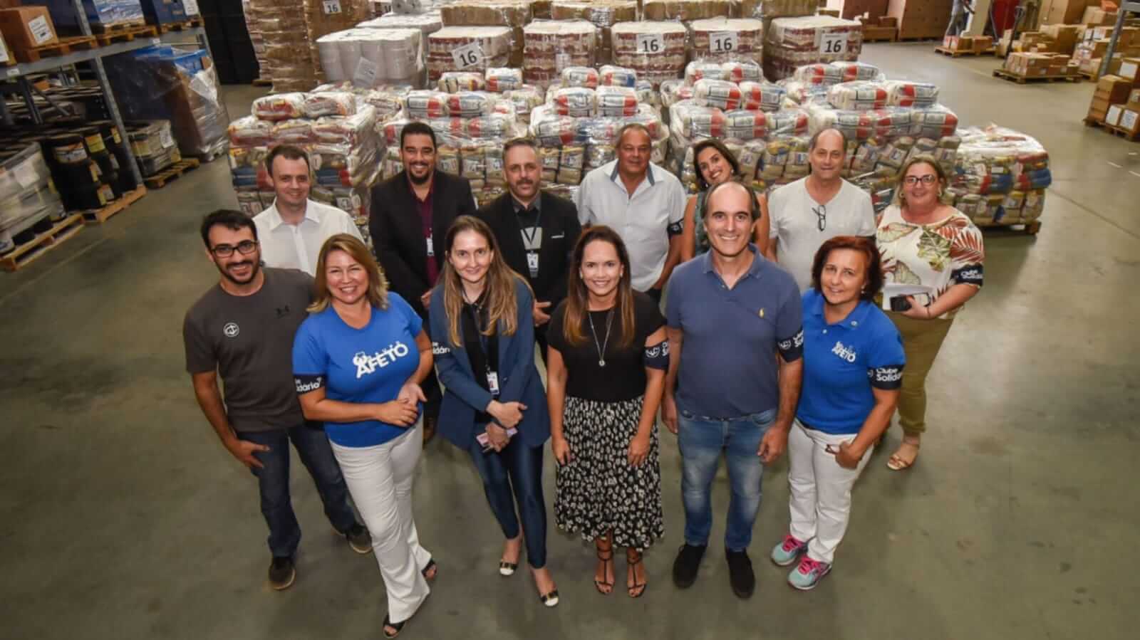 Vanessa Machado (ao centro e à frente) junto com representantes do Clube Jundiaiense e Prefeitura de Jundiaí