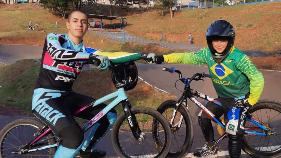 Jovens em bicicletas