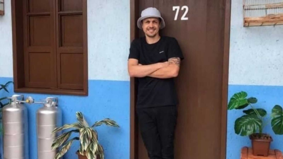 Homem em frente à porta cenográfica Homem em frente à porta cenográfica