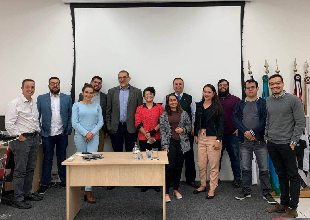 Pessoas em sala de palestra