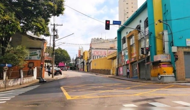 Centro de Jundiaí sem movimento de veículos e pessoas