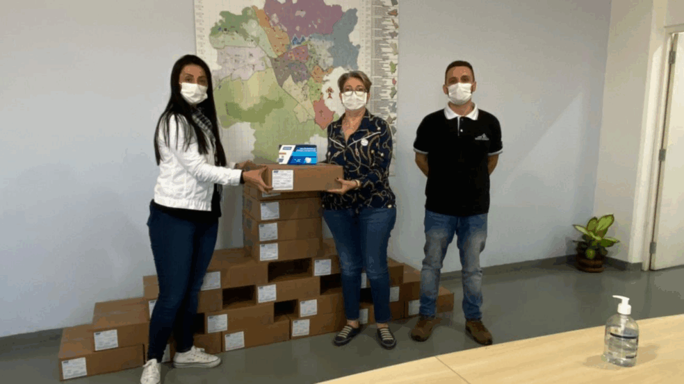 Empresa Saint-Gobain doa máscaras descartáveis para a Educação de Jundiaí