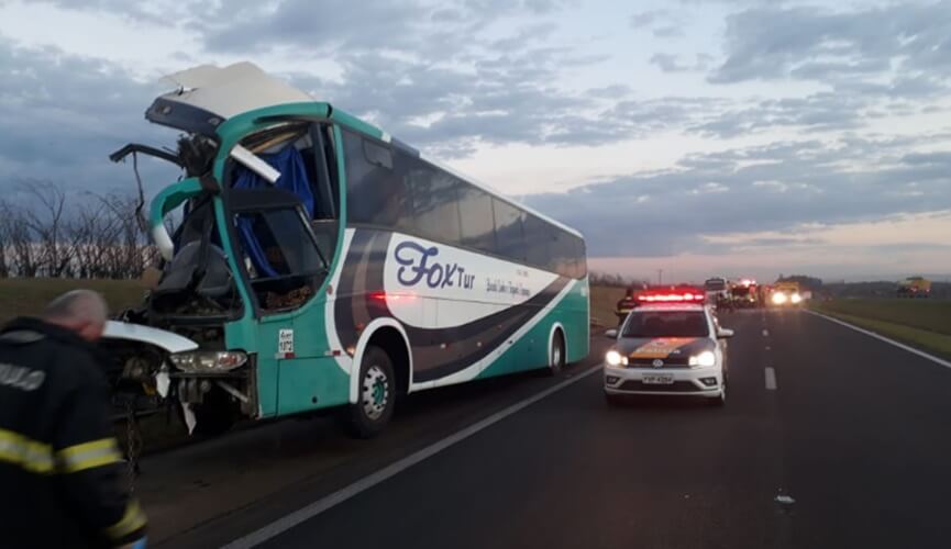 Acidente com ônibus de turismo deixa cinco em estado grave na Anhanguera