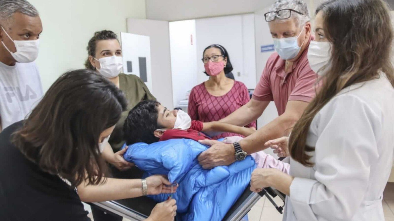 Paciente fazendo molde para cadeira de rodas