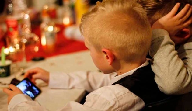 menino mexendo em celular