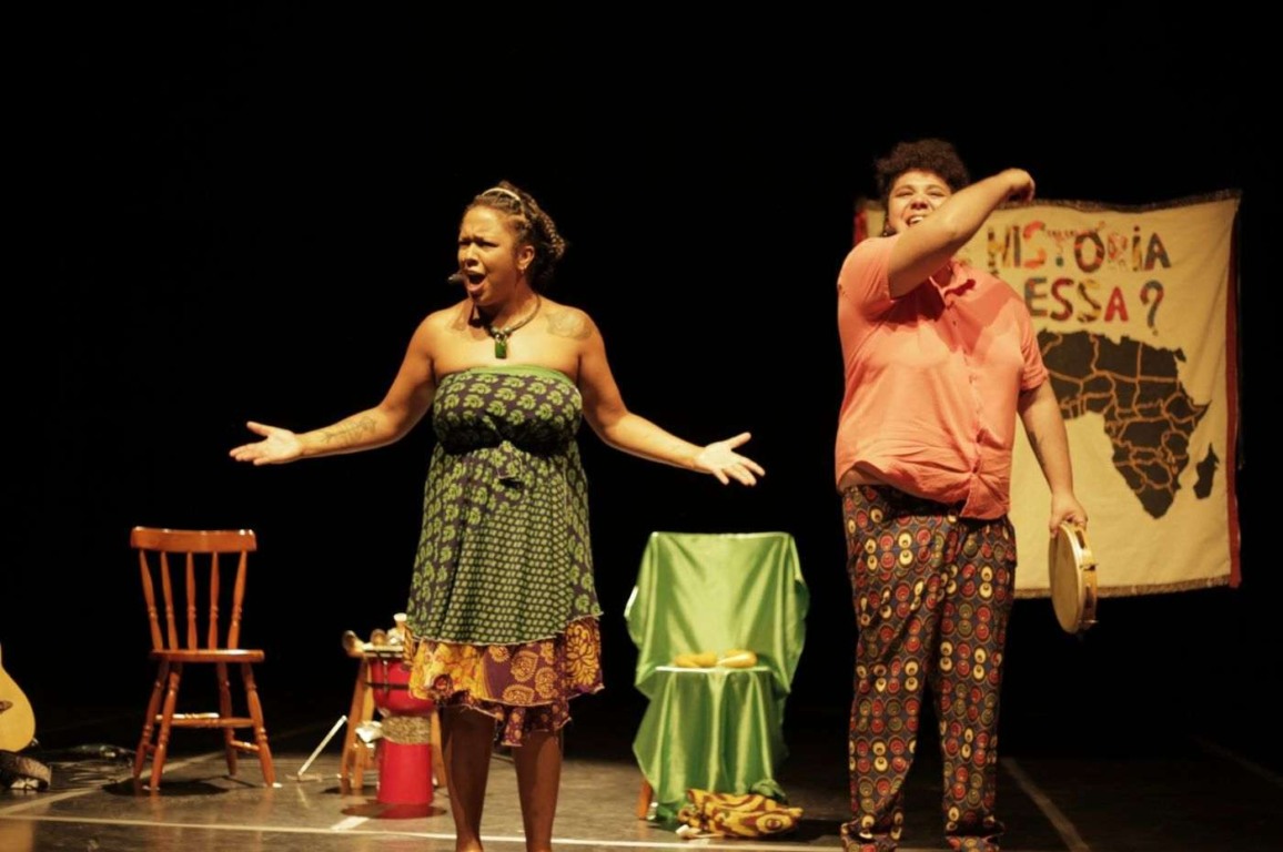 A arte-educadora Graciele Savio e a musicista Bárbara Fagundes apresentam “Que história é essa, bebê?!”. Foto: Divulgação