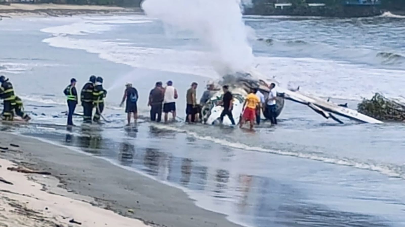 Avião cai em praia de Ubatuba
