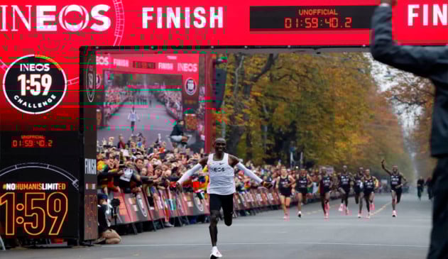 Queniano supera limite humano e completa maratona em menos de 2 horas