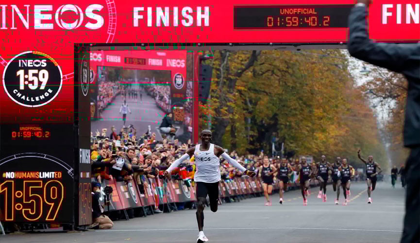 Queniano supera limite humano e completa maratona em menos de 2 horas
