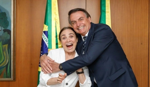Foto de Regina Duarte abraçada com Jair Bolsonaro