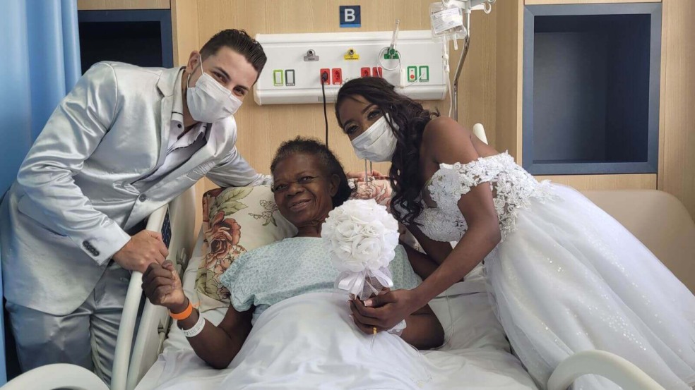 Recém-casados fazem surpresa a avó internada no Hospital São Vicente Recém-casados fazem surpresa a avó internada no Hospital São Vicente