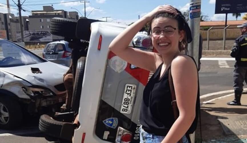 Recém-habilitada se atrapalha com pedais e bate em viatura da PM