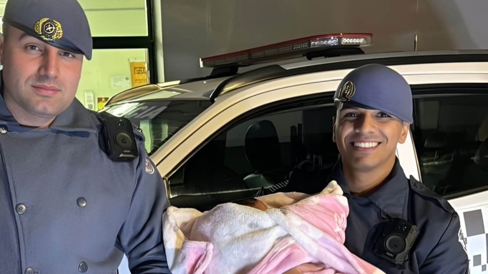 Os PMs foram acionados para uma ocorrência envolvendo uma recém-nascida que sofreu um engasgamento com leite Os PMs foram acionados para uma ocorrência envolvendo uma recém-nascida que sofreu um engasgamento com leite