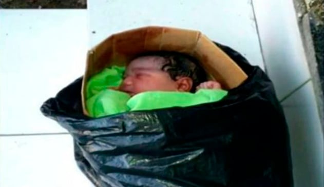 Recém-nascida é abandonada com cordão umbilical dentro de saco de lixo
