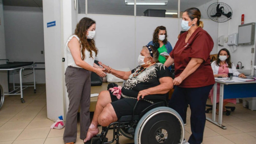Mulher recebe cadeira de rodas