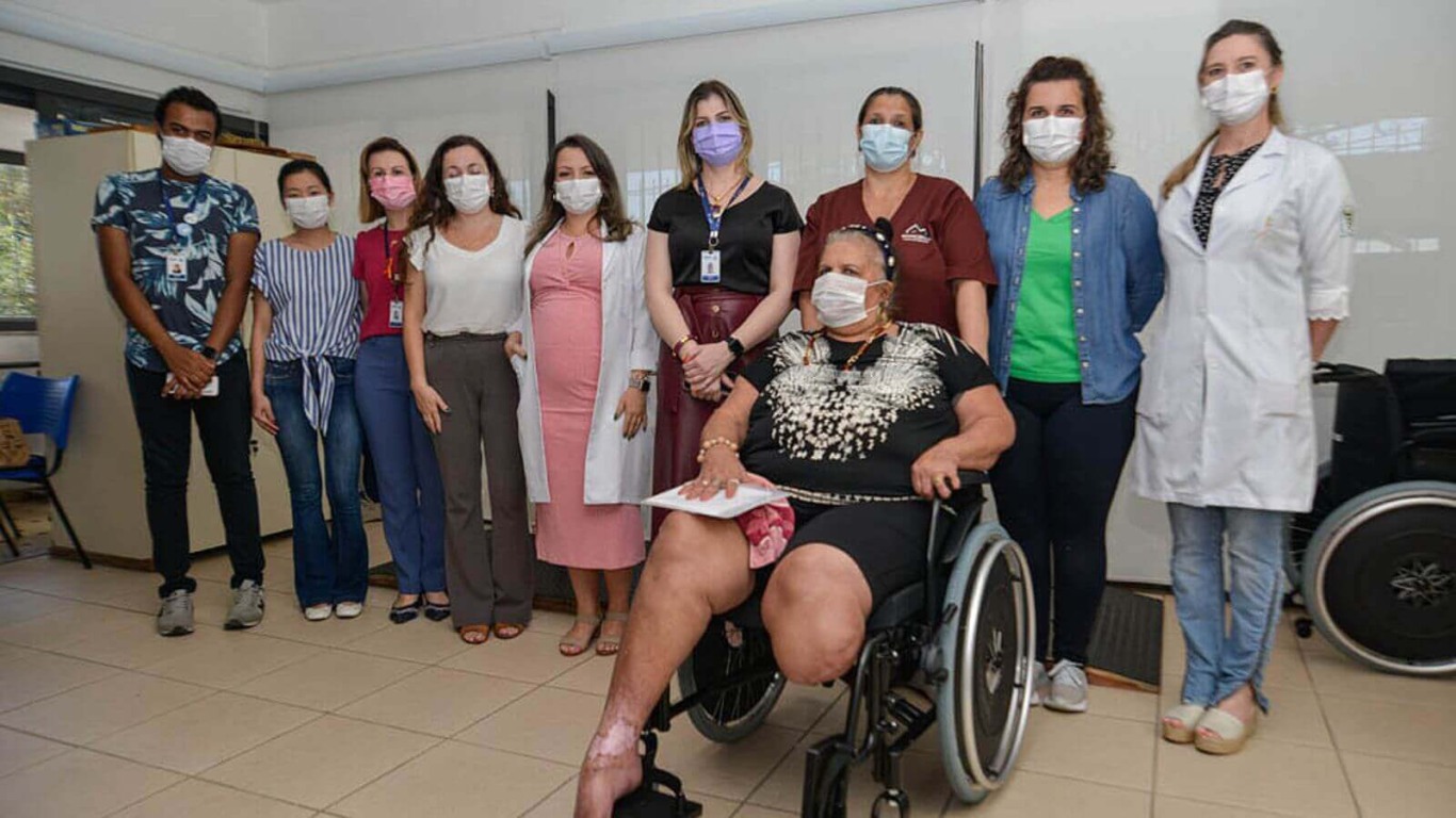 Mulher recebe cadeira de rodas