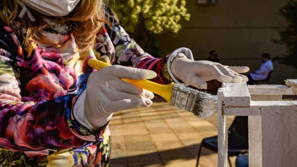 Mulher pintando madeira