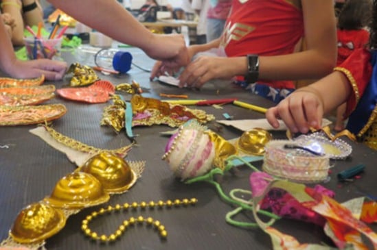Oficina "(Re)fantasiando o Carnaval" é uma das opções para a criançada. Foto: Divulgação