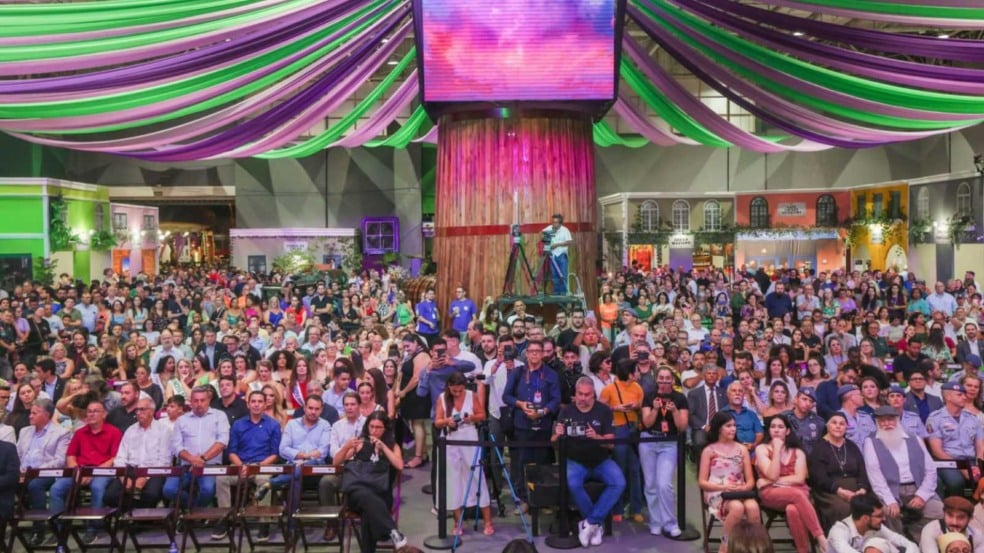 Autoridades e o público Autoridades e o público