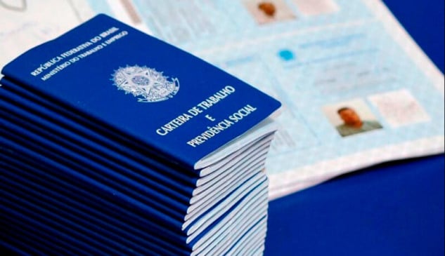 Carteiras de trabalho empilhadas em mesa