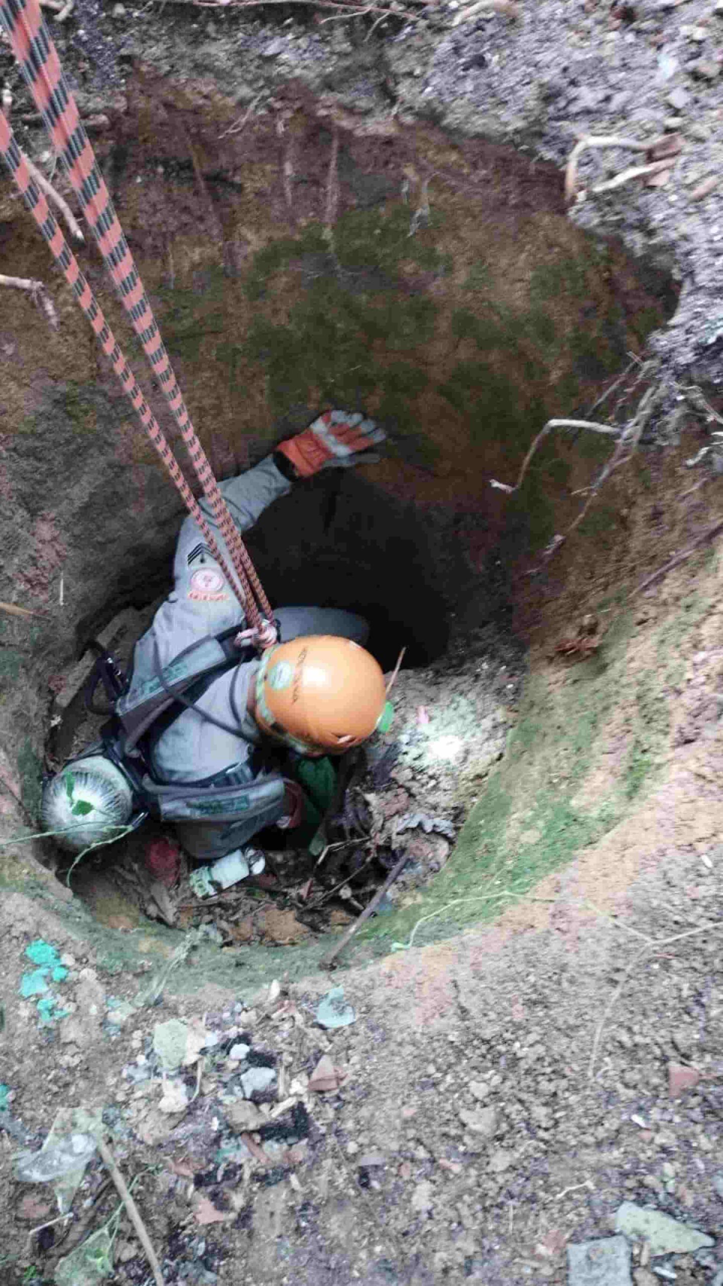 Resgate-de-cachorrinho-que-caiu-em-um-poço-de-10-metros (1) (1)-compressed