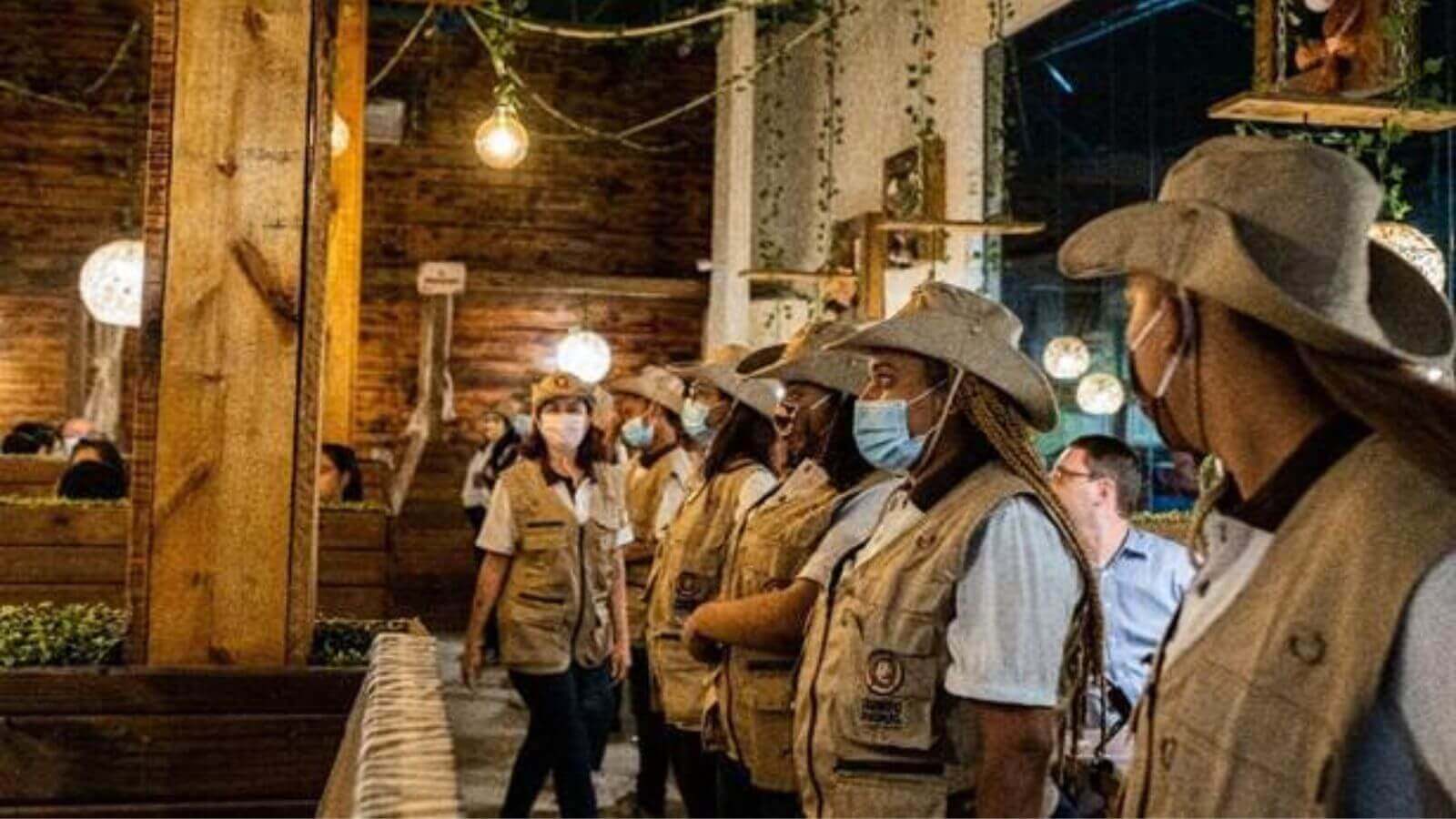 Funcionários do restaurante Mundo Animal