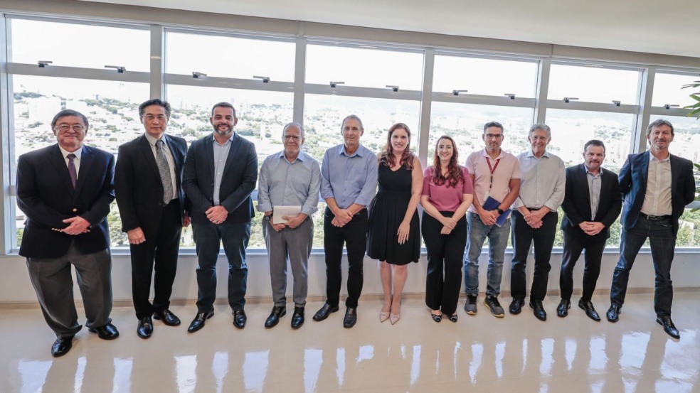 Gustavo Martinelli e representantes da Foxconn