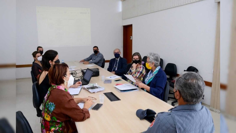 Pessoas reunidas em uma sala