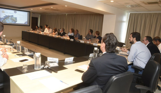 gestores da prefeitura de jundiaí entados em emsa com formato em U