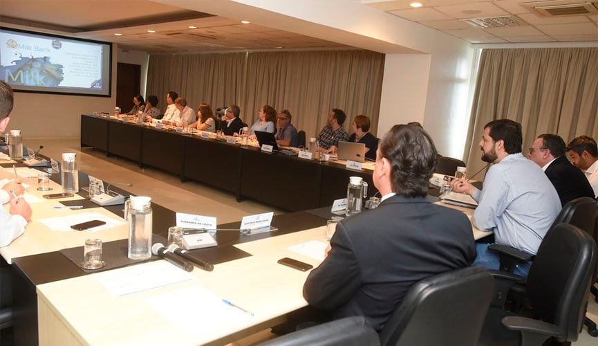 gestores da prefeitura de jundiaí entados em emsa com formato em U