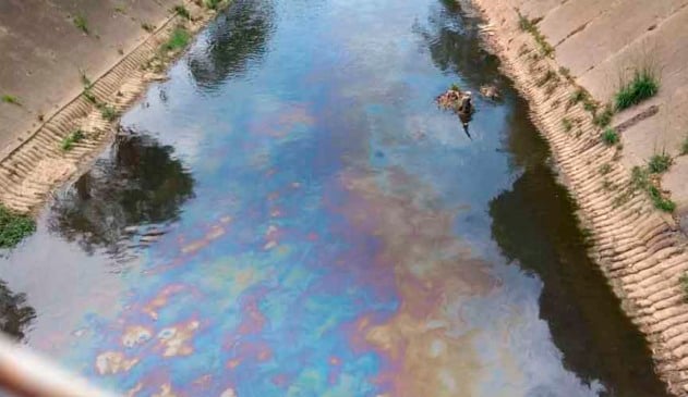 Rio Jundiaí amanheceu com manchas coloridas nesta segunda-feira (4)