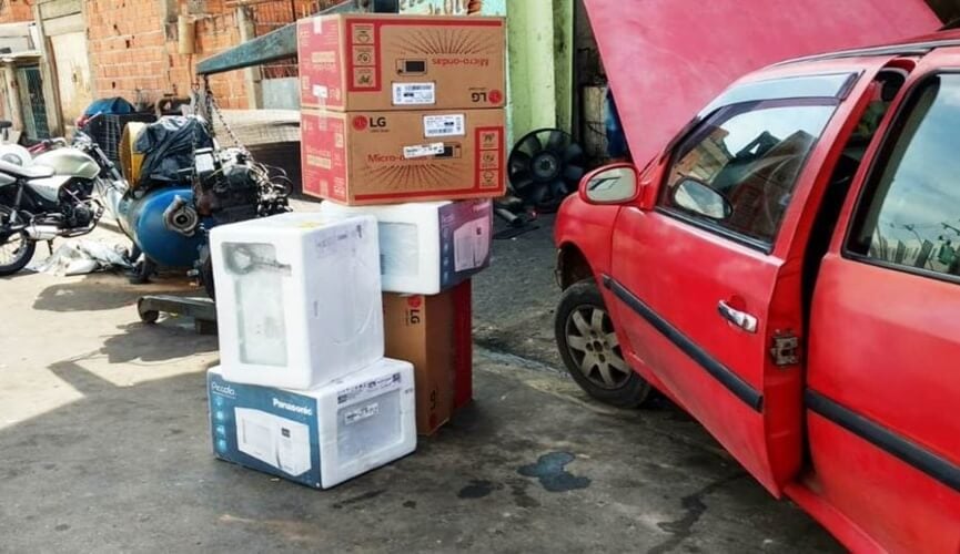 Guardas flagraram a dupla transportando mercadoria roubada