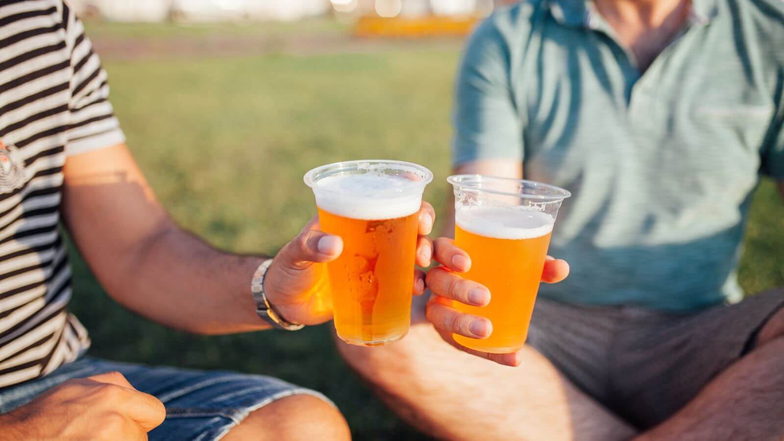Pessoas brindando copos de cerveja