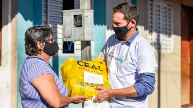 Entrega de cesta básica para Dona Dalva