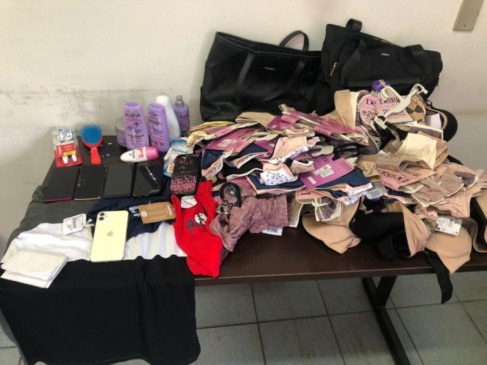 objetos roubados de um shopping jundiaí sobre a mesa