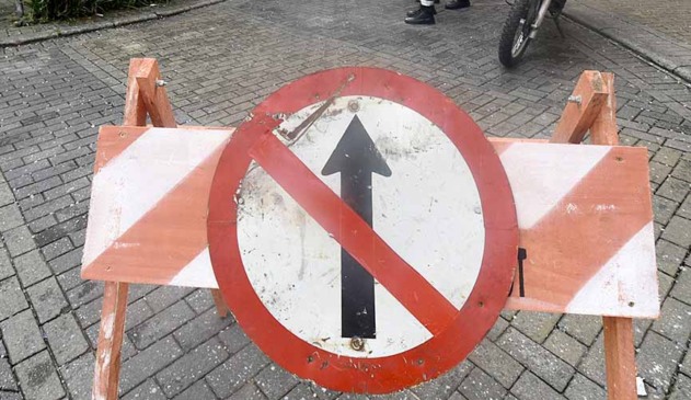 placa de proibido seguir adiante em rua interditada