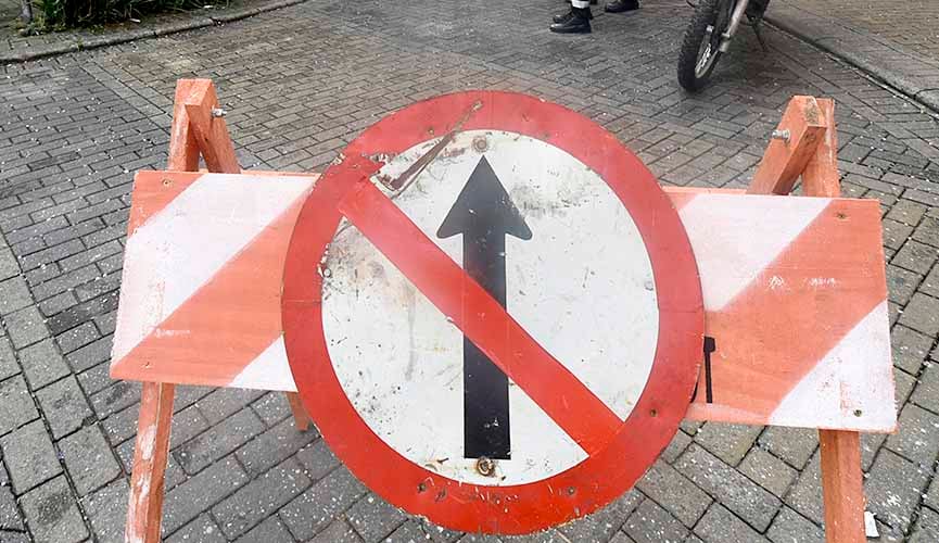 placa de proibido seguir adiante em rua interditada