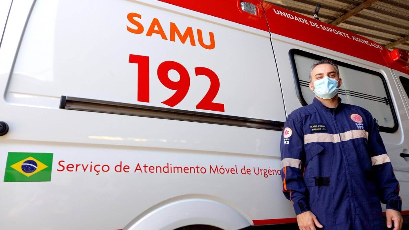 Socorrista encostado em ambulância do SAMU