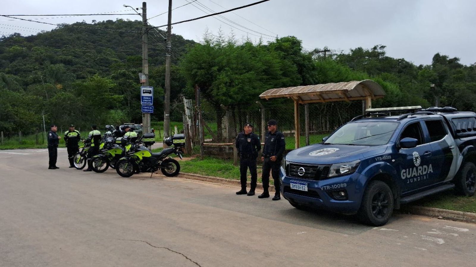 Viatura na rua que dá acesso à Serra do Japi.